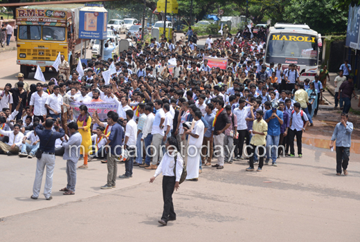 student  protest against Yettinahole 1
